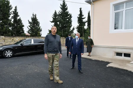Dövlət başçısı Tərtərdə ermənilərin dağıtdığı evin əvəzinə tikilən yeni evdə yaradılan şəraitlə tanış olub