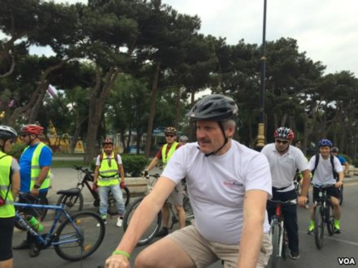 ABŞ səfiri Bakı yollarında velosiped sürüb