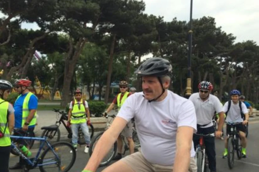ABŞ səfiri Bakı yollarında velosiped sürüb
