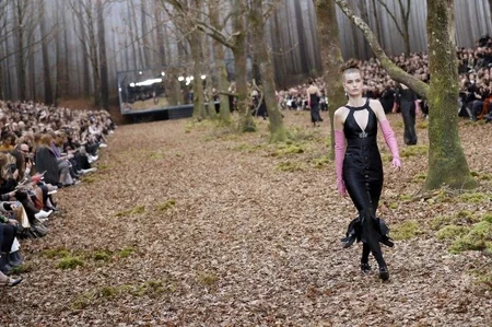 “Chanel”in süni meşə dekorasiyası etirazlara səbəb olub