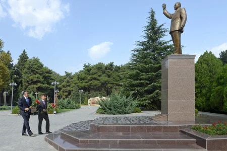 Nəqliyyat, rabitə və yüksək texnologiyalar naziri Naftalanda vətəndaşlarla görüşüb