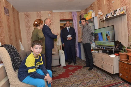 Rövşən Rzayev yataqxanada məskunlaşmış məcburi köçkünlərlə görüşüb