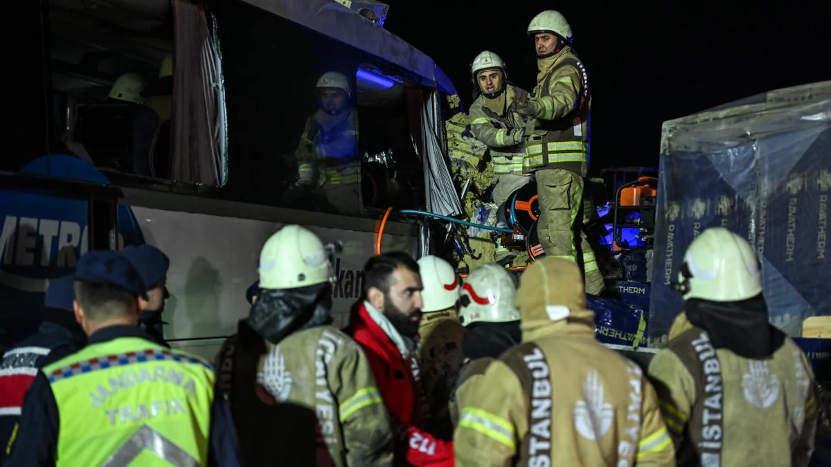 Türkiyədə avtobus yük maşınına çırpılıb, ölən və yaralananlar var