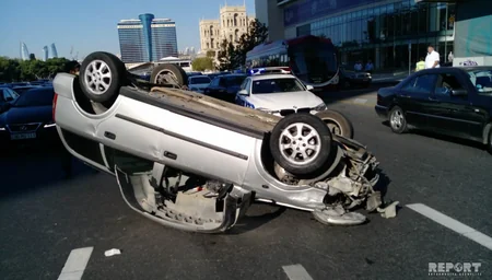 Bakının mərkəzində yol qəzası olub, avtomobillərdən biri aşıb - FOTO