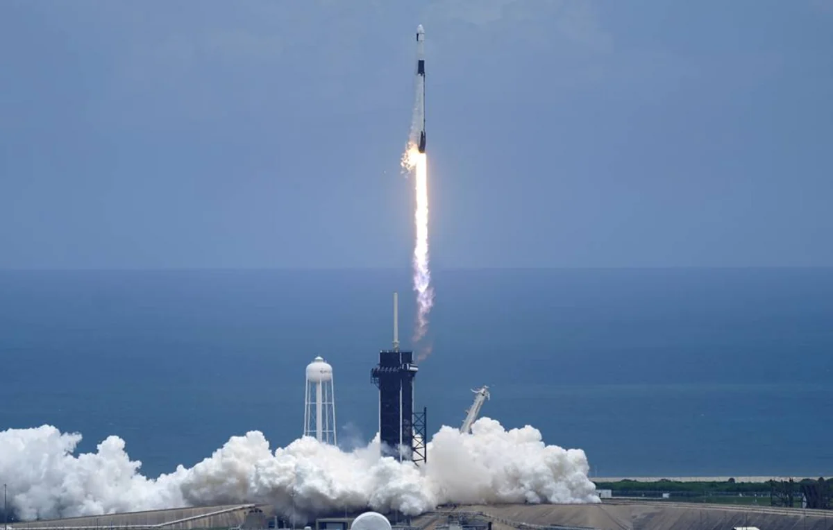 Ракета Falcon 9 с грузовым кораблем Dragon стартовала к МКС