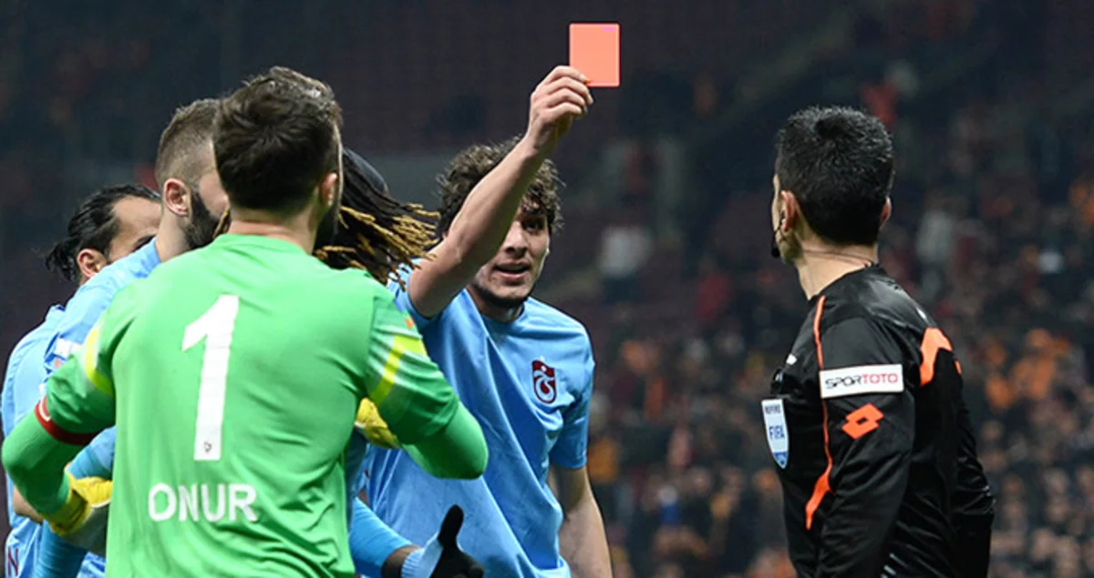 Trabzonspor azarkeşləri qırmızı vərəqə aksiyası keçirib