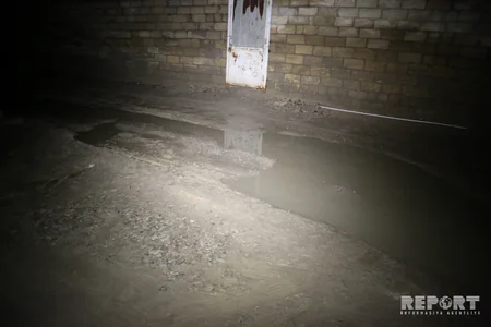 Bakıda su borusu partlayıb, 10 evi su basıb - VİDEO