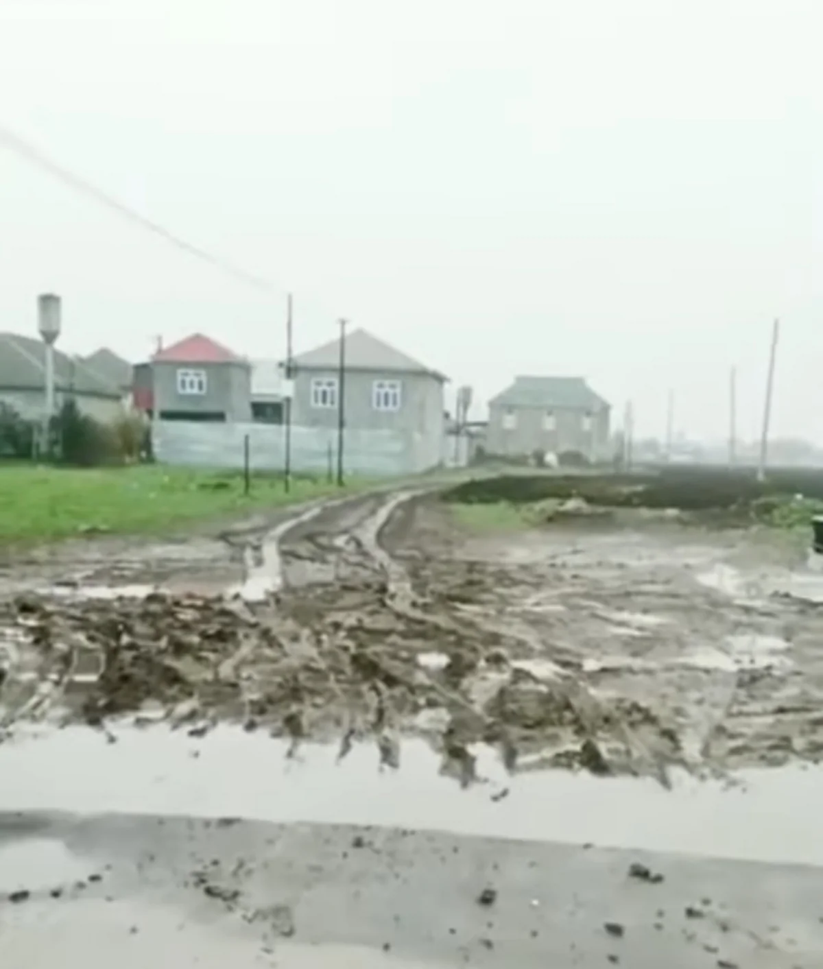 Cəlilabadda məktəbə gedən yol bərbad vəziyyətə düşüb