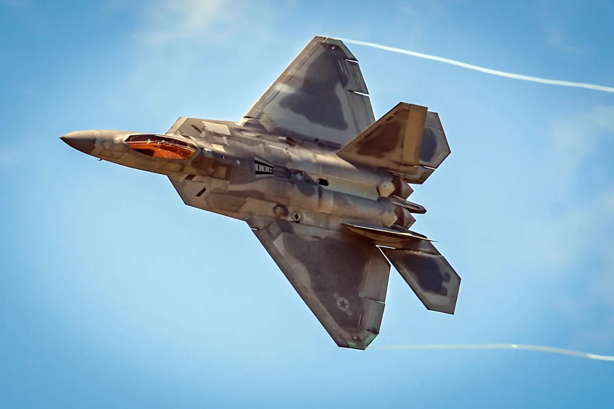 США разместили в Польше 12 истребителей F-22 Raptor