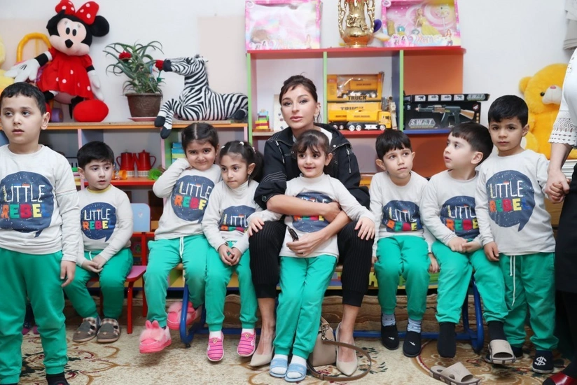 Mehriban Əliyeva Bakıdakı bir sıra təhsil müəssisələrində mövcud şəraitlə tanış olub