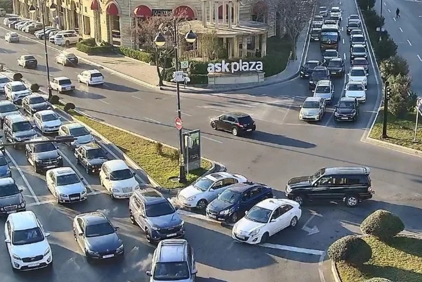 Bakıda tıxac yaranan yolların adları açıqlanıb