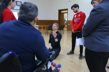 Böyük britaniyalı mütəxəssis Bakıda boççia məşqləri keçirir - FOTO