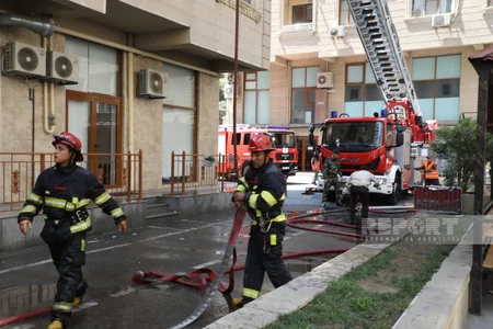 Bakıda çoxmərtəbəli binada yanğın olub, 8 nəfər təxliyə edilib - YENİLƏNİB