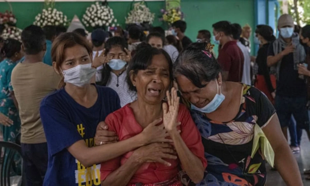 Myanmada polislər dəfndəki şəxslərə atəş açıb