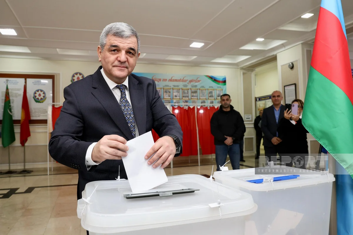 Prezidentliyə namizəd Fazil Mustafa səs verib