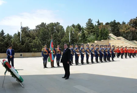 Tacikistan Prezidenti Fəxri və Şəhidlər xiyabanlarını ziyarət edib - YENİLƏNİB