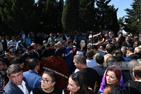 Prezident və birinci xanım deputat Qənirə Paşayevanın məzarına əklil göndərib