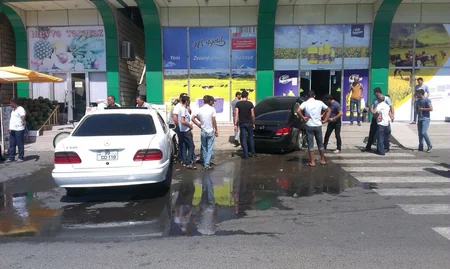 Lənkəranda avtomaşın mağazaya çırpılıb