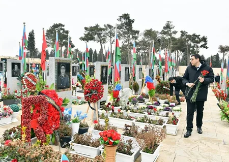 Gənclər Günü münasibətilə Fəxri Xiyaban və Şəhidlər Xiyabanı ziyarət olunub