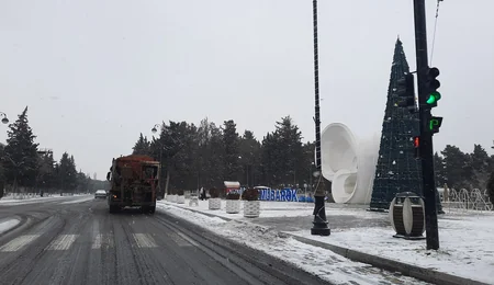 Sumqayıtda yollar qardan təmizlənir, duz-qum qarışığı səpilir