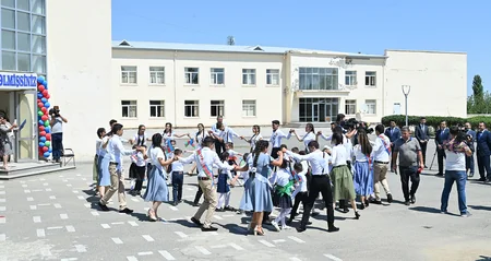 Təhsil naziri müharibədə zərər çəkən məktəbin Son zəng tədbirində iştirak edir