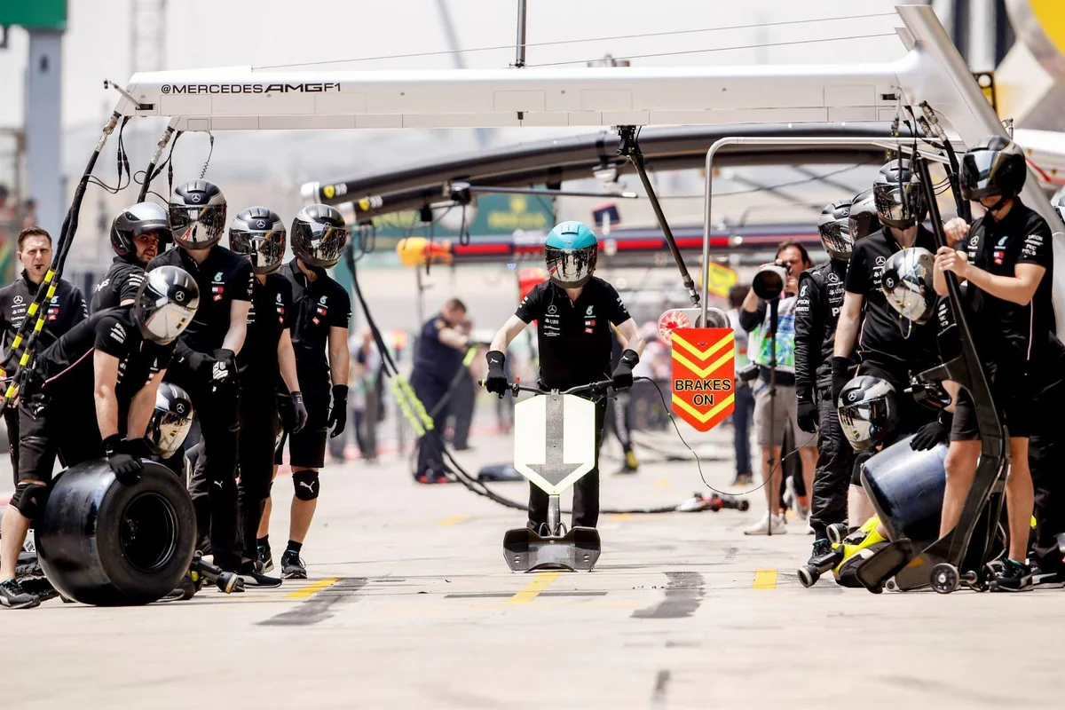 Formula 1 şirkəti Mercedesin ikiqat pit-stopu ilə 30 il əvvəlki mənzərəni müqayisə edib - VİDEO
