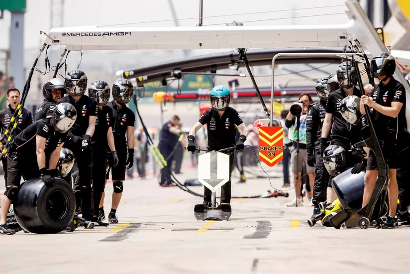 Formula 1 şirkəti Mercedesin ikiqat pit-stopu ilə 30 il əvvəlki mənzərəni müqayisə edib - VİDEO