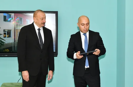 İlham Əliyev Sarayda yeni inşa edilən məktəbdə yaradılan şəraitlə tanış olub