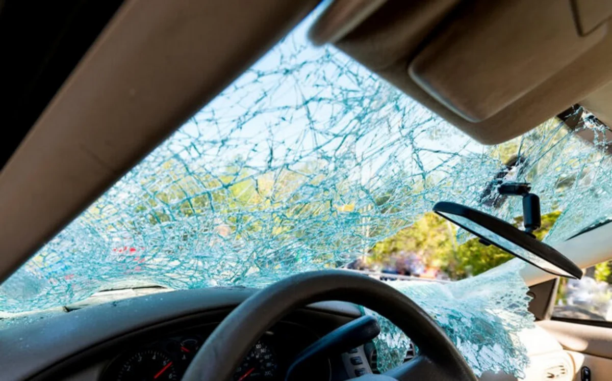 Suraxanıda avtomobil 17 yaşlı gənci vurub