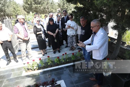 Mədəniyyət nümayəndələri Xalq artisti Şahmar Ələkbərovu məzarı önündə yad ediblər