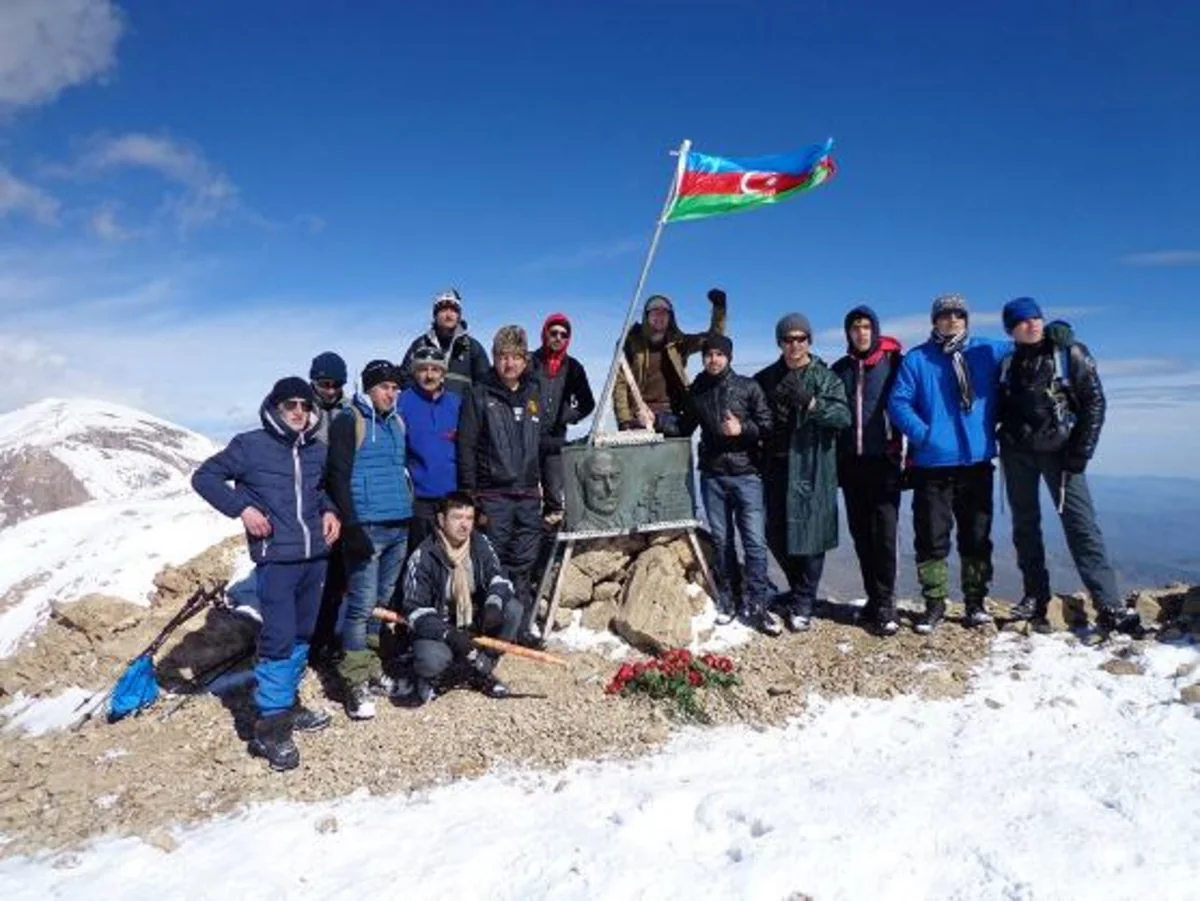 Heydər zirvəsinə kütləvi yürüşlər davam edir