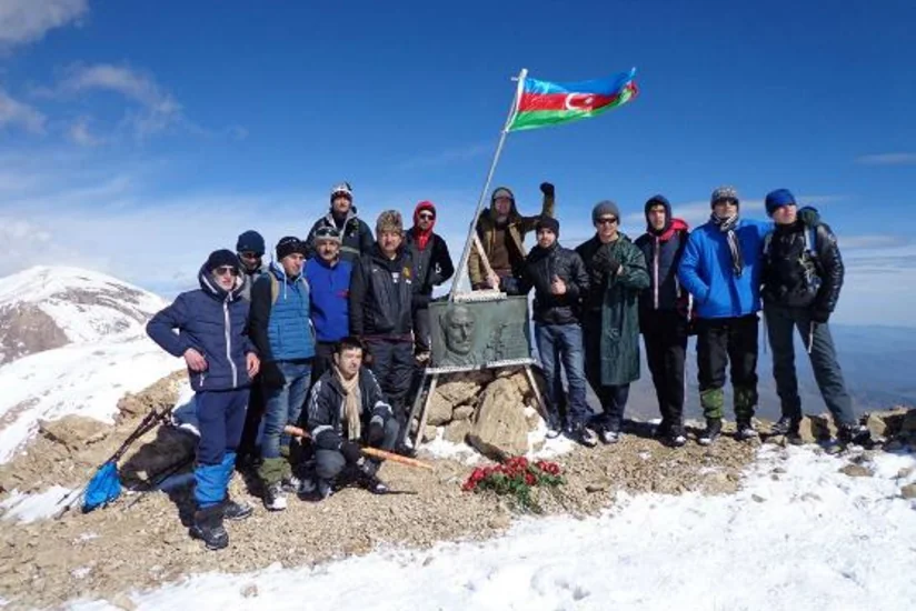 Heydər zirvəsinə kütləvi yürüşlər davam edir