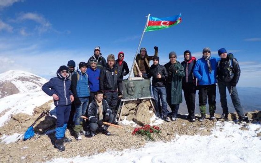 Heydər zirvəsinə kütləvi yürüşlər davam edir