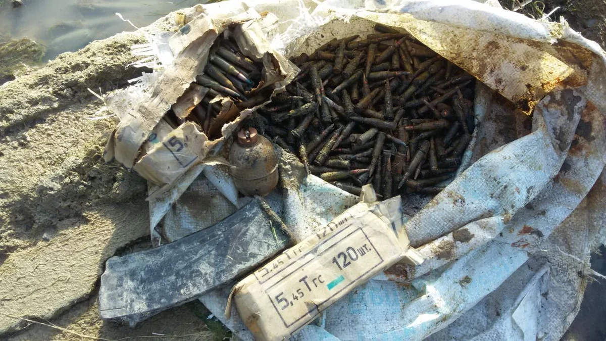 Ağcabədinin Yuxarı Qarabağ su kanalıdan çoxlu sayda patron, əlqumbarası və avtomat darağı tapılıb