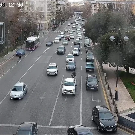 Bakının bir sıra yollarında nəqliyyat vasitələrinin hərəkəti çətinləşib