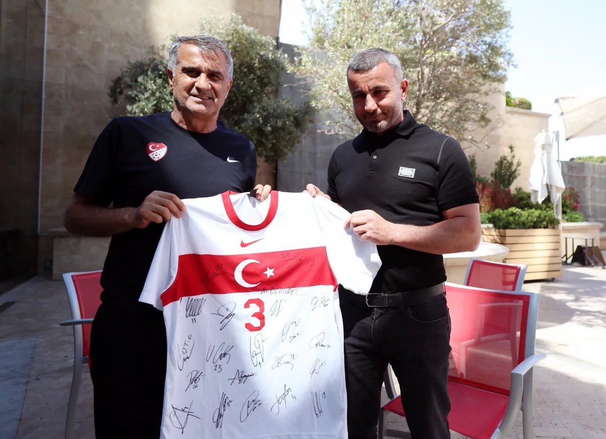 Şenol Güneş Qurban Qurbanova forma hədiyyə etdi