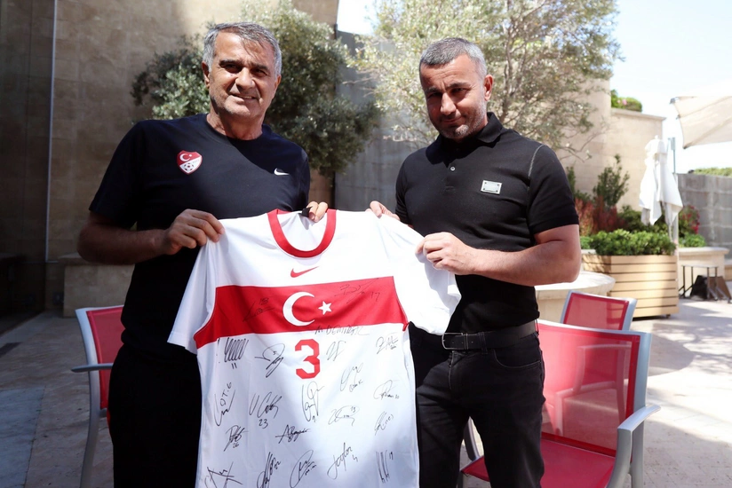 Şenol Güneş Qurban Qurbanova forma hədiyyə etdi