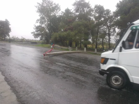 Balakəndə 4 beton elektrik dirəyi magistral yola aşıb, elektrik enerjisinin verilməsində məhdudiyyətlər yaranıb
