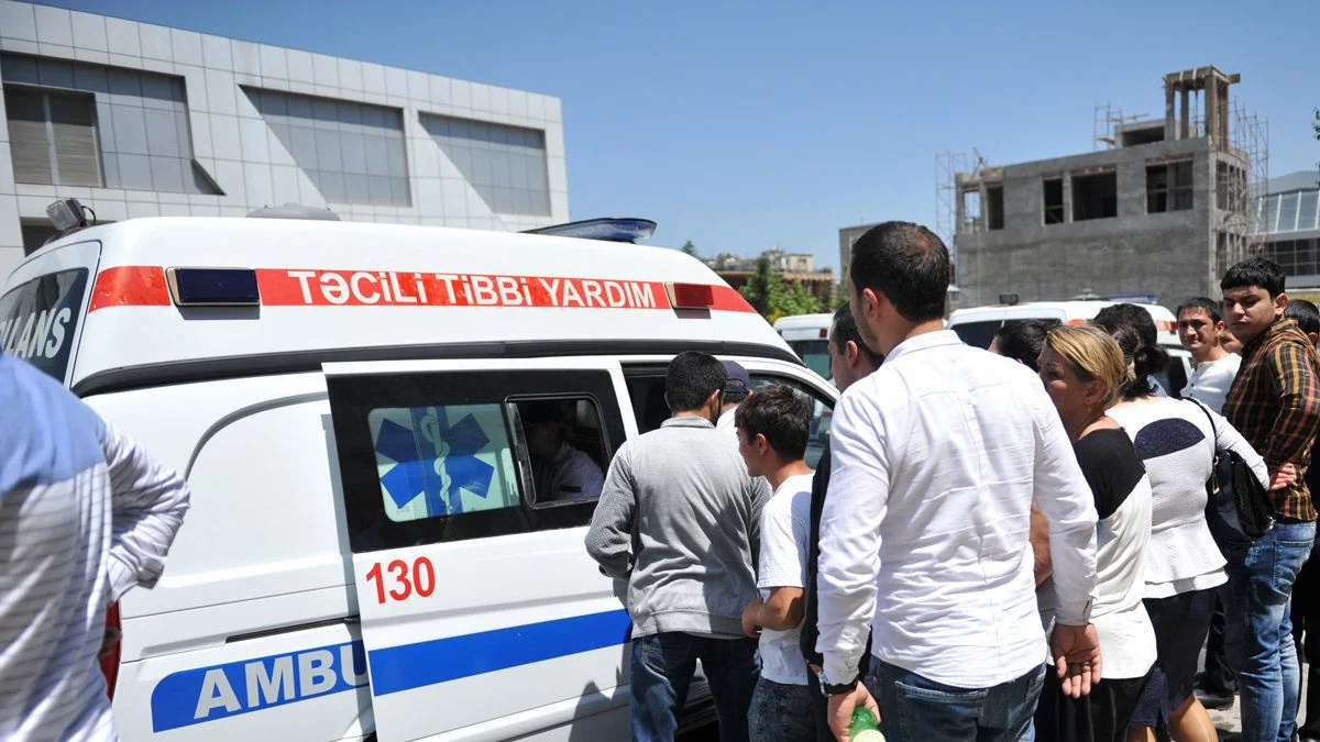 Jurnalistlərin binasından azyaşlı yıxılaraq ölüb - YENİLƏNİB