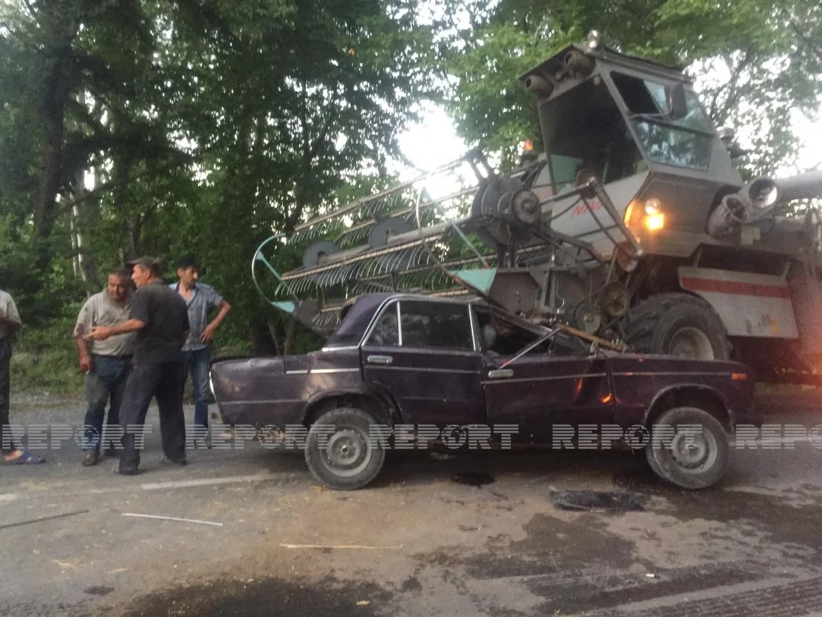 Oğuzda avtomobil kombayna çırpılıb, sürücü ağır xəsarət alıb - FOTO