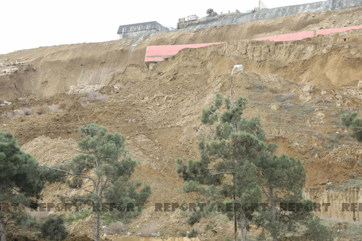 В Бадамдаре продолжается оползень