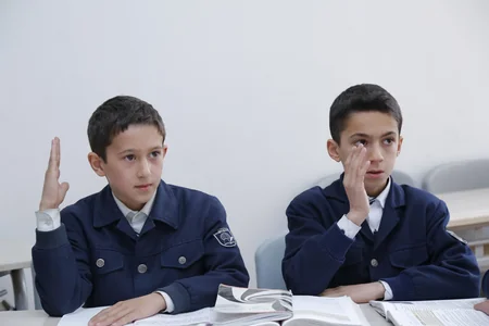 Media nümayəndələri düşmən atəşi altında dərs keçilən məktəbi ziyarət ediblər - FOTO