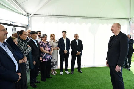 Prezident İlham Əliyev Laçının Bəylik kəndinə köçən sakinlərlə görüşüb, onlara evlərin açarlarını təqdim edib - YENİLƏNİB