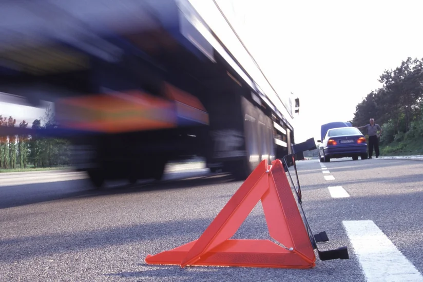 Bakıda gənc qızı avtomobil vuraraq digər avtomobilin üzərinə atıb