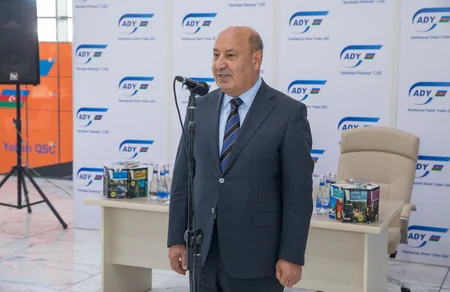 Bakı dəmir yolu vağzalında Xalq yazıçısı Çingiz Abdullayevlə görüş keçirilib - VİDEO