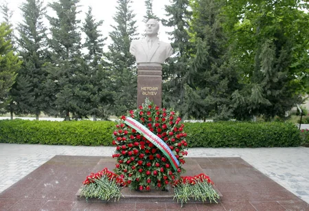 Bakı metrosunda Heydər Əliyevin xatirəsi anılıb