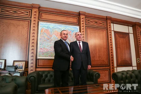 Bakıda Elmar Məmmədyarovla Türkiyə XİN başçısı arasında görüş başlayıb