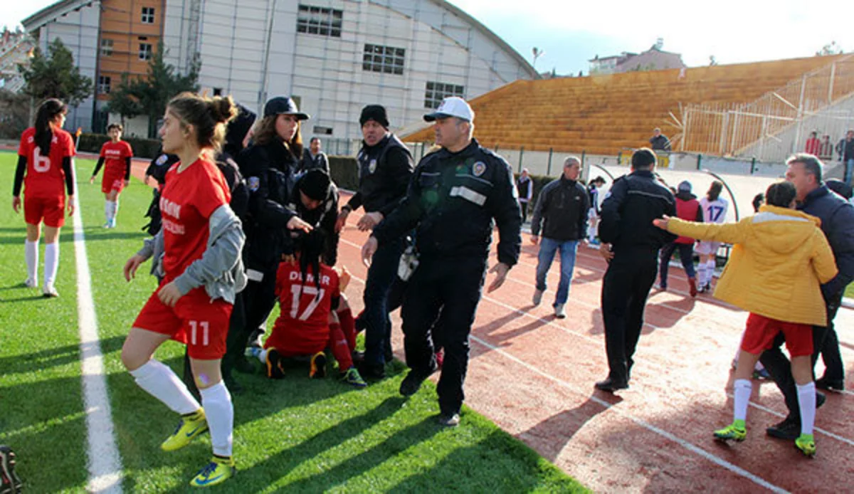 Türkiyədə qadın futbolçular arasında kütləvi dava düşüb - VİDEO