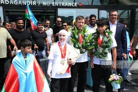 Yaponiyada medallar qazanmış Azərbaycan karateçiləri Vətənə qayıdıblar