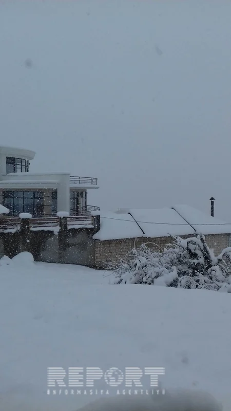 Qubaya yağan qar nəqliyyatın hərəkətində çətinliklər yaradıb - FOTO - VİDEOREPORTAJ